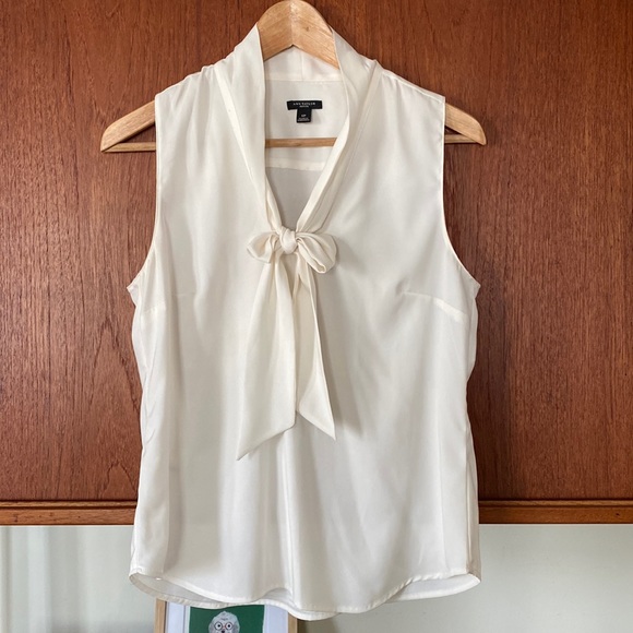 Ann Taylor Tops - Ann Taylor front bow tie sleeveless shirt in off white.